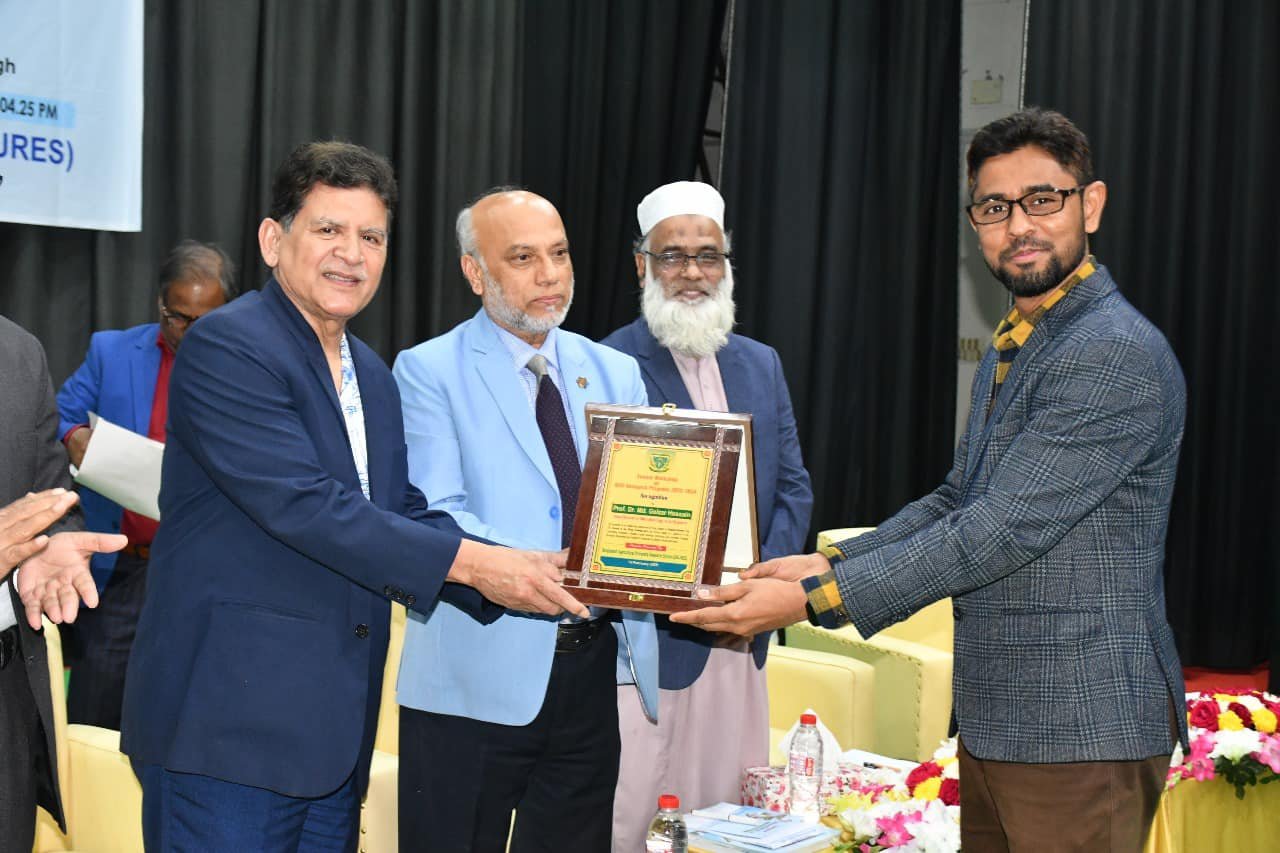 Dr. Hossain Receiving Award from BAURES