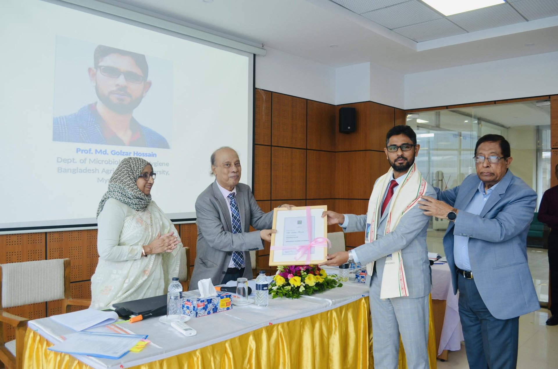 Dr. Hossain Receiving Award from BAURES